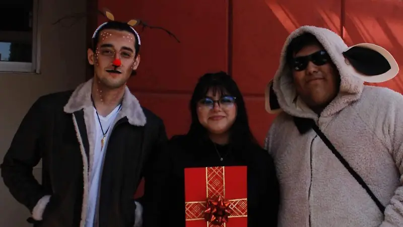 Artículos y vestuarios alusivos  a la época decembrina lucieron los asistentes.